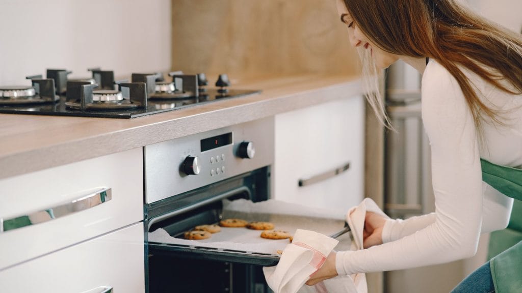 Oven Not Heating Before Thanksgiving? What to Check and When to Call a Pro
